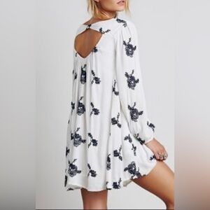 Free People Floral Embroidered Emma
AustinTunis Swing Mini Dress//Medium